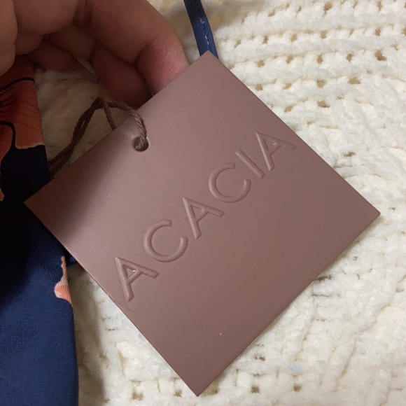 BNWT Acacia kokomo in hibiscus - Picture 2 of 4